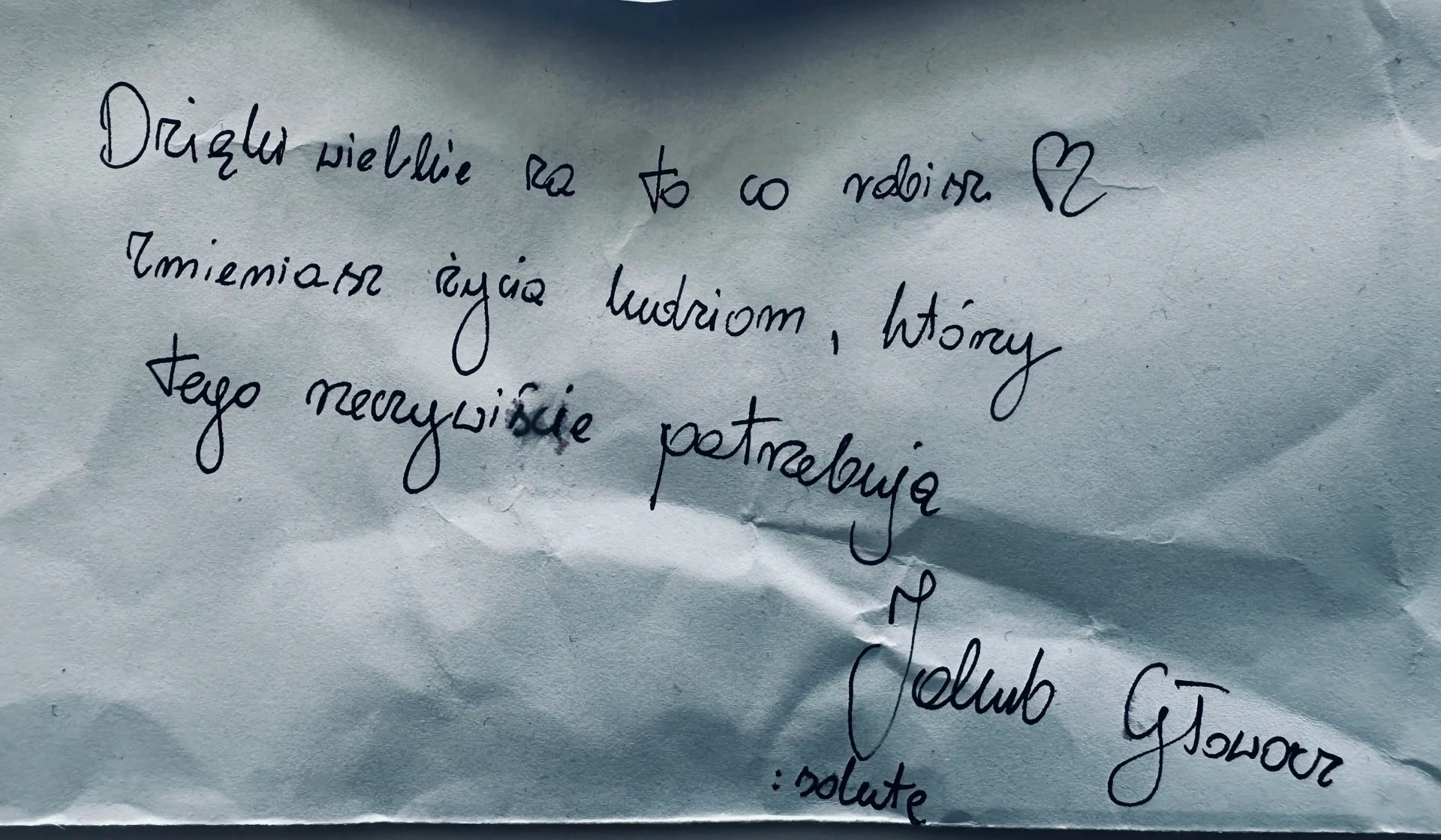 Ręcznie napisana opinia: Dzięku wielkie za to co robisz. Zmieniasz życie ludziom, którzy tego rzeczywiście potrzebują — Jakub Głowacz, :solute