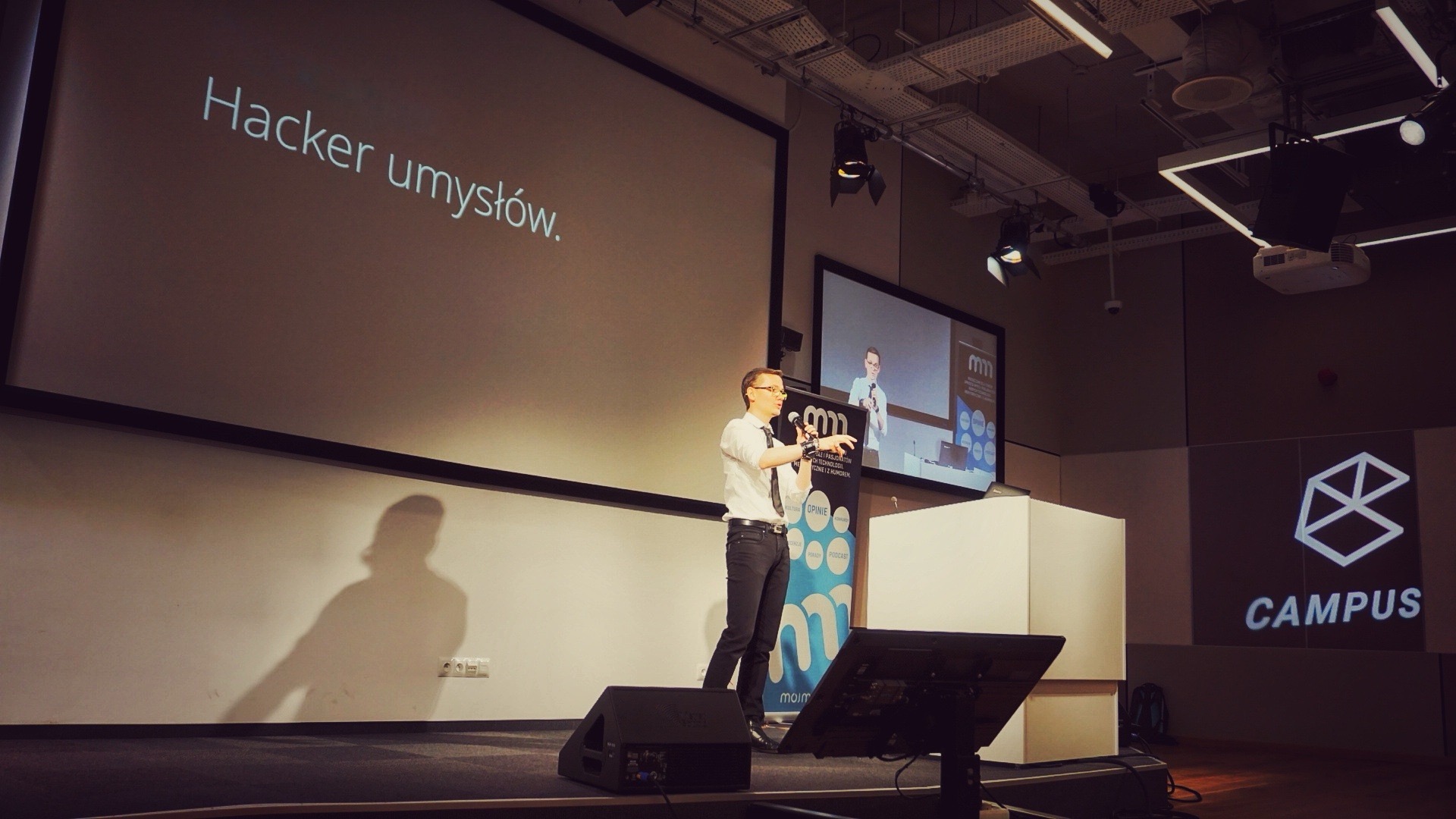 Ludwik Siadlak presenting 'Hacker Umysłów' keynote at CAMPUS conference